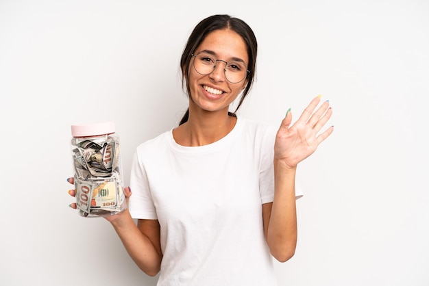 Foto sonriendo felizmente agitando la mano dándote la bienvenida y saludándote