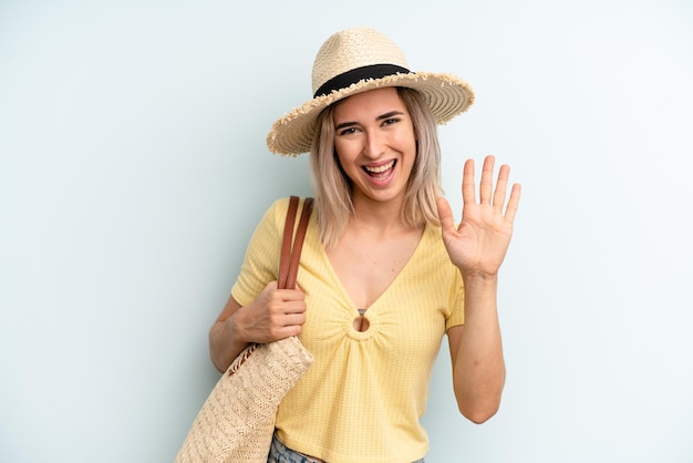 Sonriendo felizmente agitando la mano dándote la bienvenida y saludándote