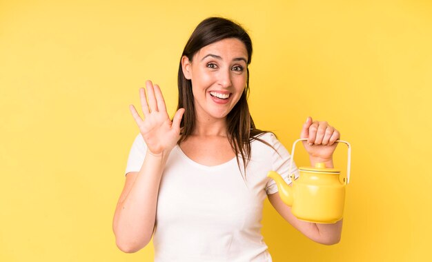 Sonriendo felizmente agitando la mano dándote la bienvenida y saludándote