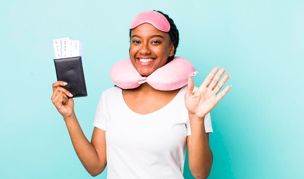 Sonriendo felizmente agitando la mano dándote la bienvenida y saludándote