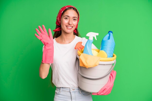 Sonriendo felizmente agitando la mano dándote la bienvenida y saludándote