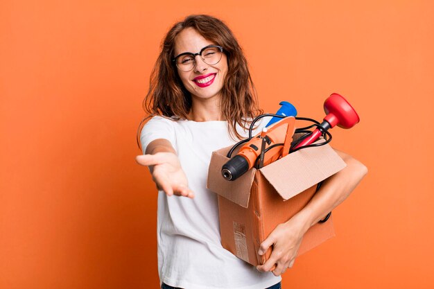 Sonriendo felizmente con amabilidad y ofreciendo y mostrando un concepto