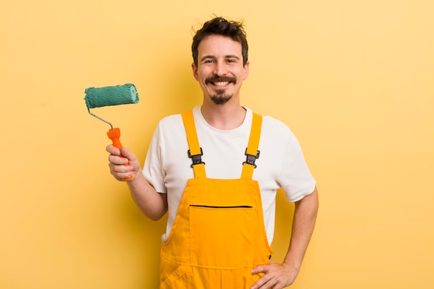 sonriendo felizmente con una mano en la cadera y confiado