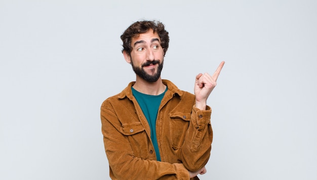 sonriendo felizmente y mirando de reojo, preguntándose, pensando o teniendo una idea