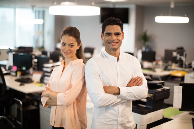 Sonriendo de gente de negocios de pie en la oficina