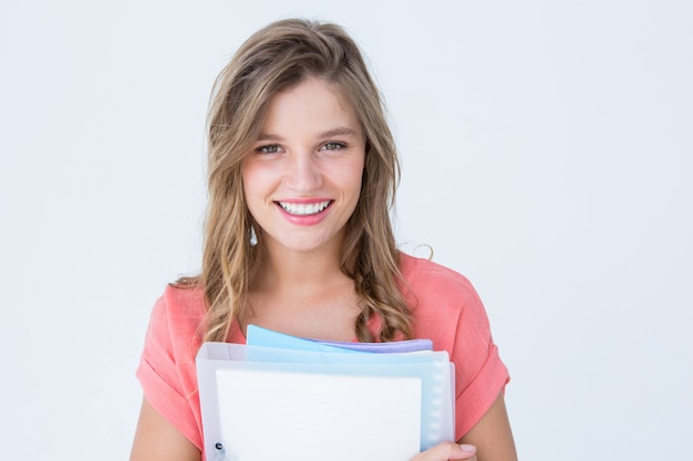 Sonriendo hipster con cuaderno