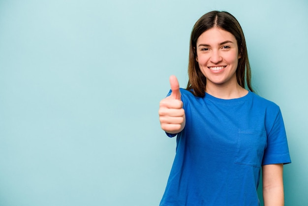 sonriendo y levantando el pulgar