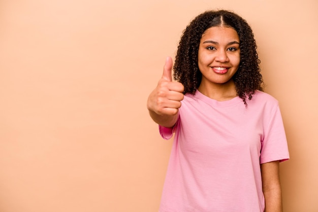 sonriendo y levantando el pulgar