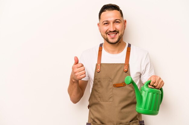 sonriendo y levantando el pulgar