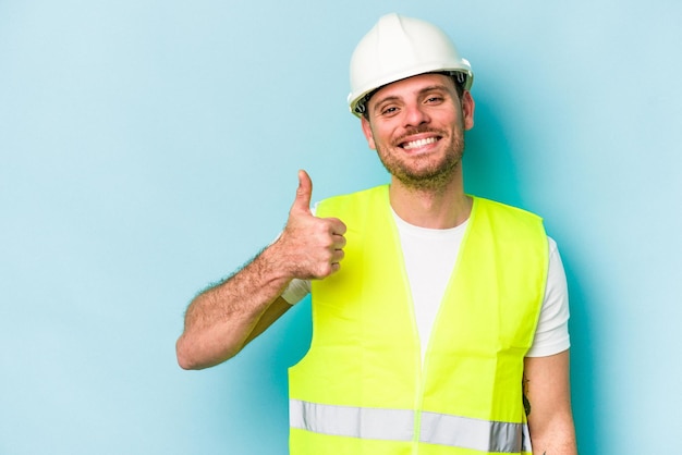 sonriendo y levantando el pulgar