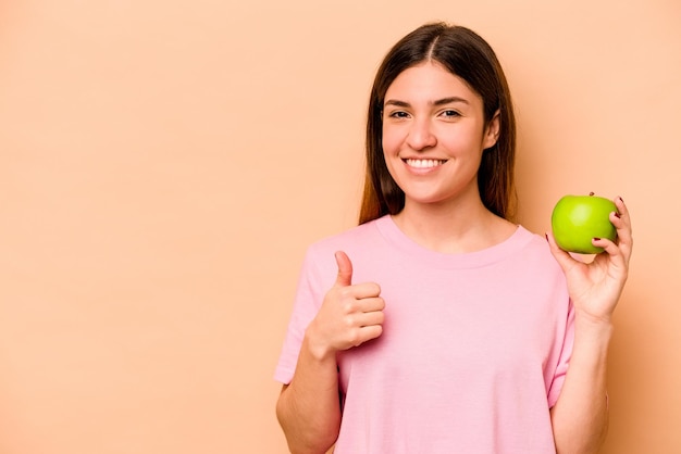 sonriendo y levantando el pulgar