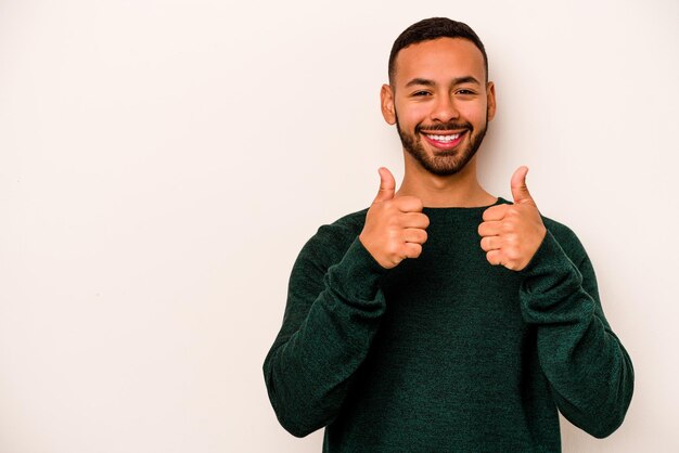 sonriendo y levantando el pulgar