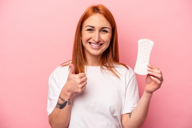 sonriendo y levantando el pulgar