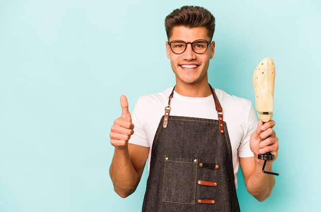 sonriendo y levantando el pulgar