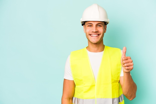 sonriendo y levantando el pulgar