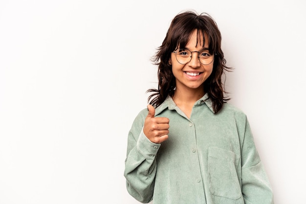 sonriendo y levantando el pulgar