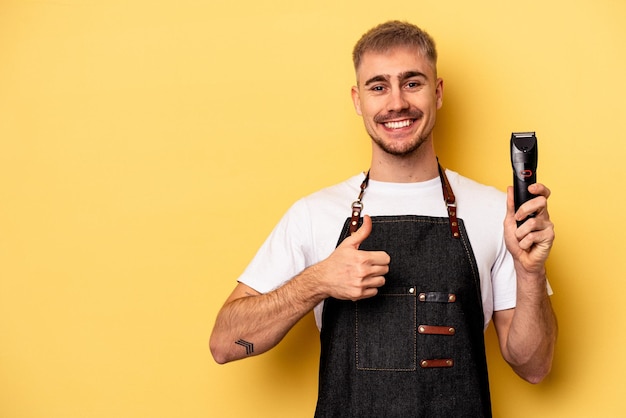 sonriendo y levantando el pulgar