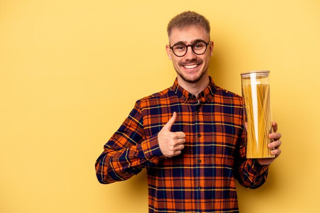 sonriendo y levantando el pulgar