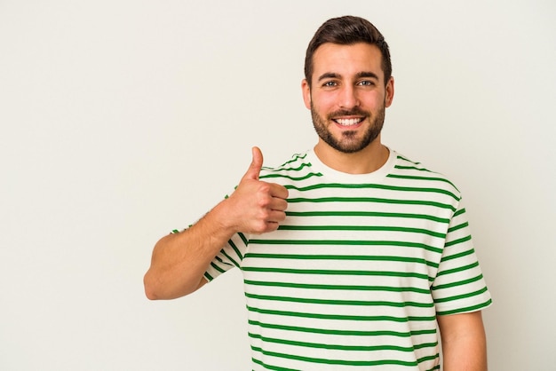 sonriendo y levantando el pulgar