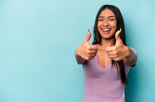 sonriendo y levantando el pulgar