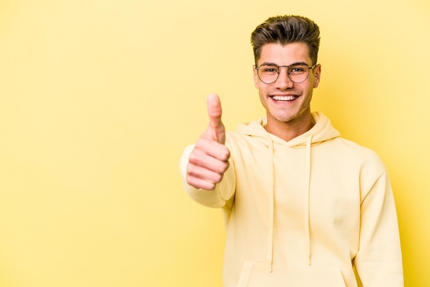 sonriendo y levantando el pulgar