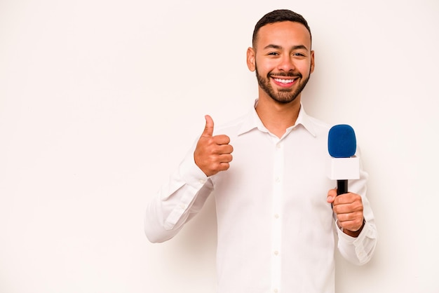 sonriendo y levantando el pulgar