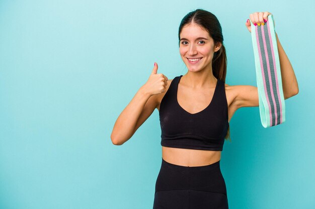 sonriendo y levantando el pulgar