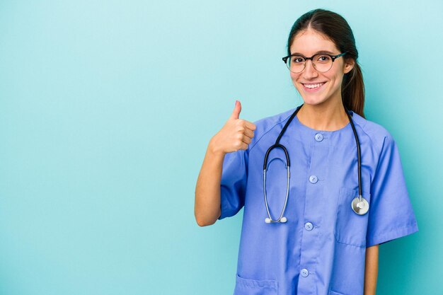 sonriendo y levantando el pulgar