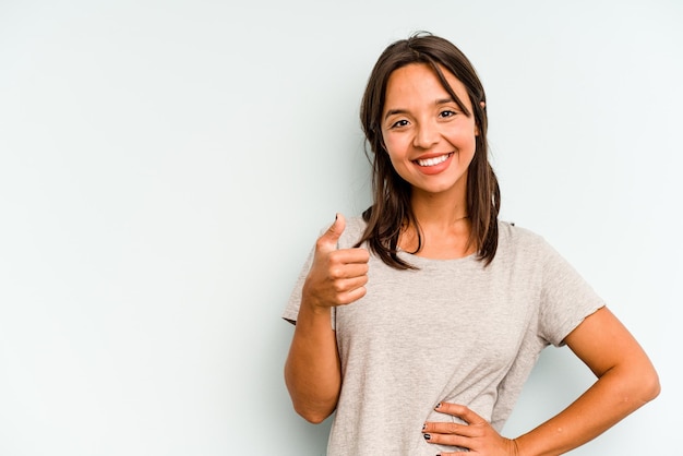 sonriendo y levantando el pulgar