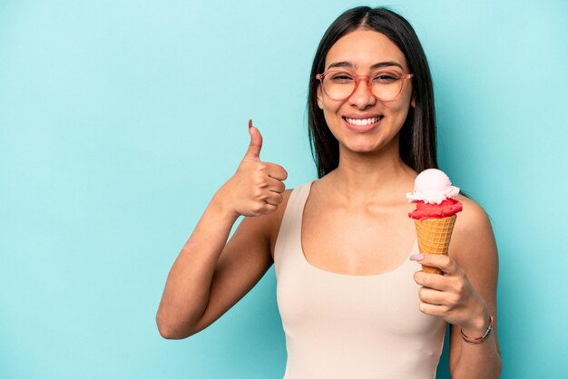 sonriendo y levantando el pulgar