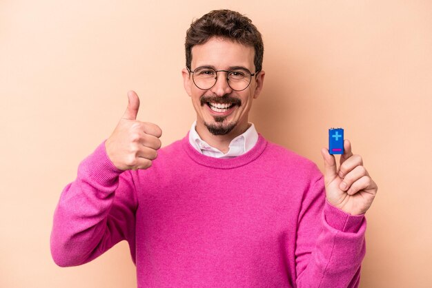 sonriendo y levantando el pulgar