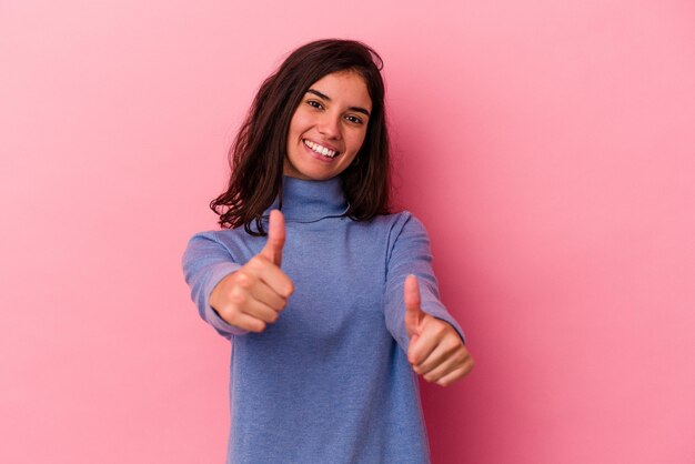 sonriendo y levantando el pulgar