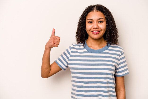 sonriendo y levantando el pulgar