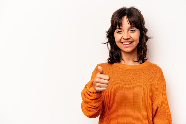 sonriendo y levantando el pulgar