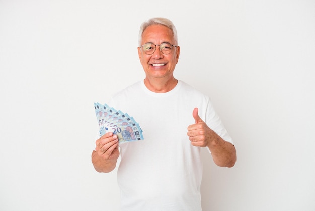 sonriendo y levantando el pulgar