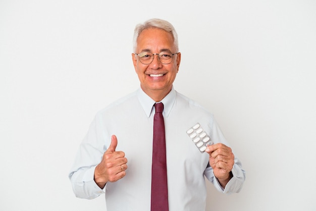 sonriendo y levantando el pulgar