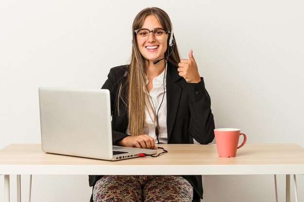 sonriendo y levantando el pulgar