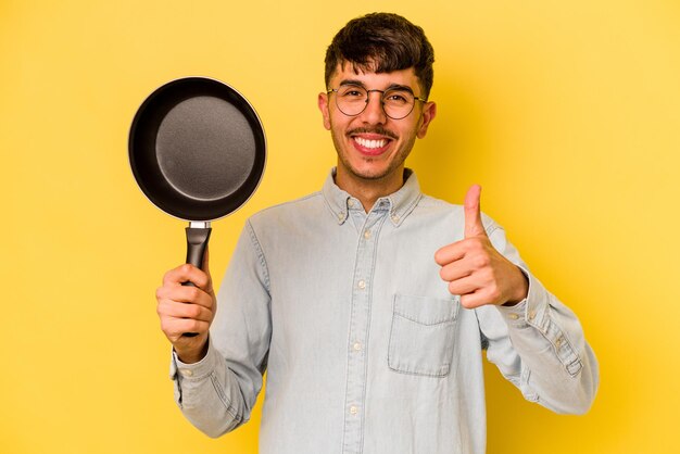 sonriendo y levantando el pulgar