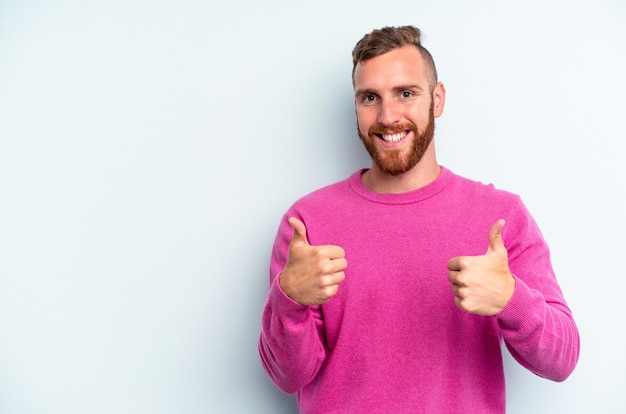 sonriendo y levantando el pulgar