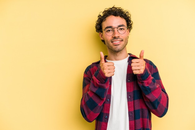 sonriendo y levantando el pulgar