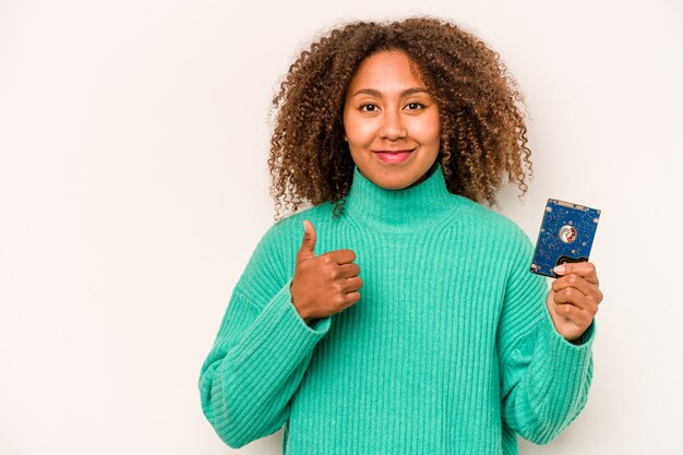 sonriendo y levantando el pulgar