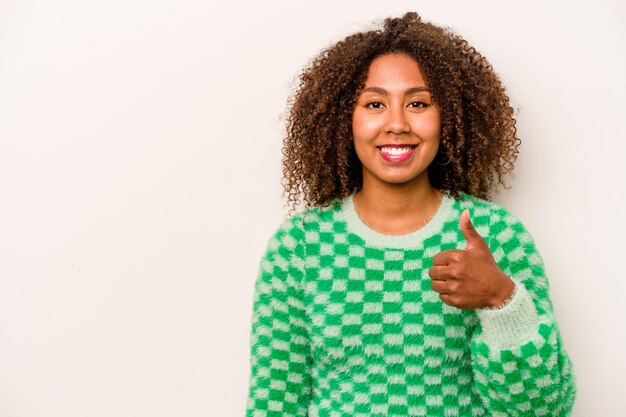 sonriendo y levantando el pulgar