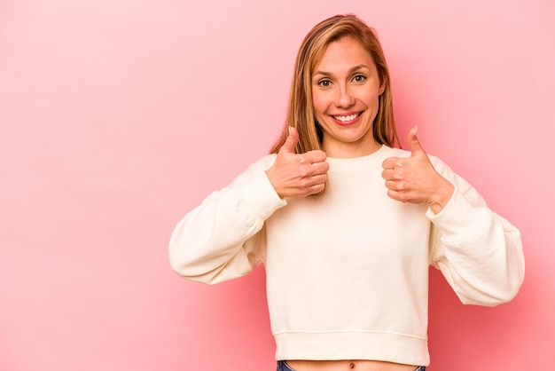 sonriendo y levantando el pulgar