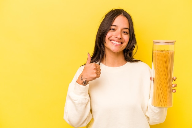 sonriendo y levantando el pulgar