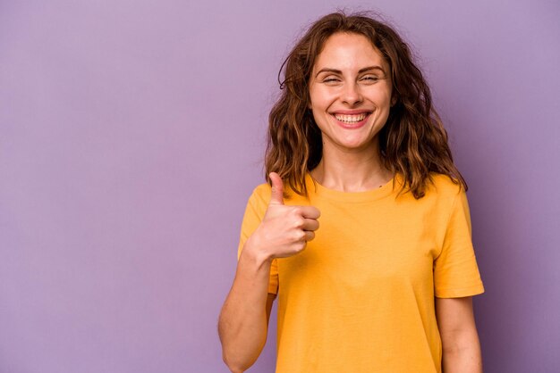 sonriendo y levantando el pulgar