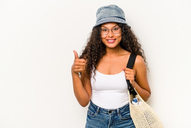 sonriendo y levantando el pulgar