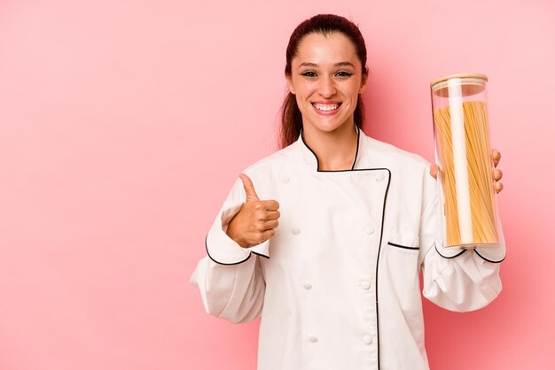 sonriendo y levantando el pulgar