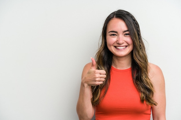 sonriendo y levantando el pulgar