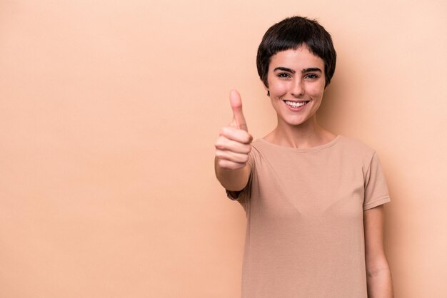 sonriendo y levantando el pulgar