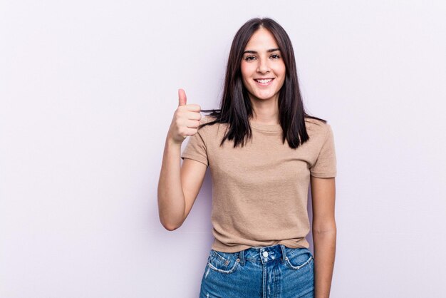 sonriendo y levantando el pulgar